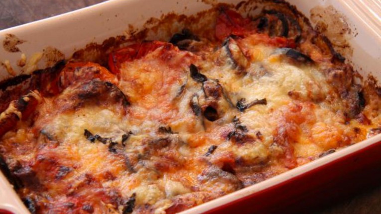 Faire un gratin d'aubergines et de tomates du jardin