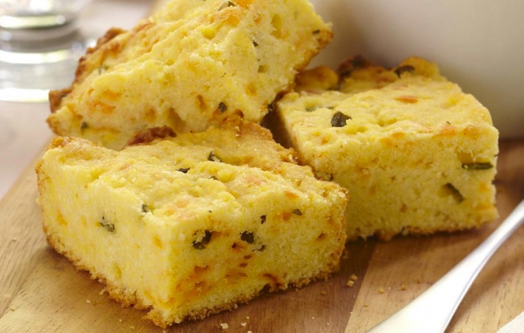 Réaliser des petits pains de maïs au cheddar et oignons verts